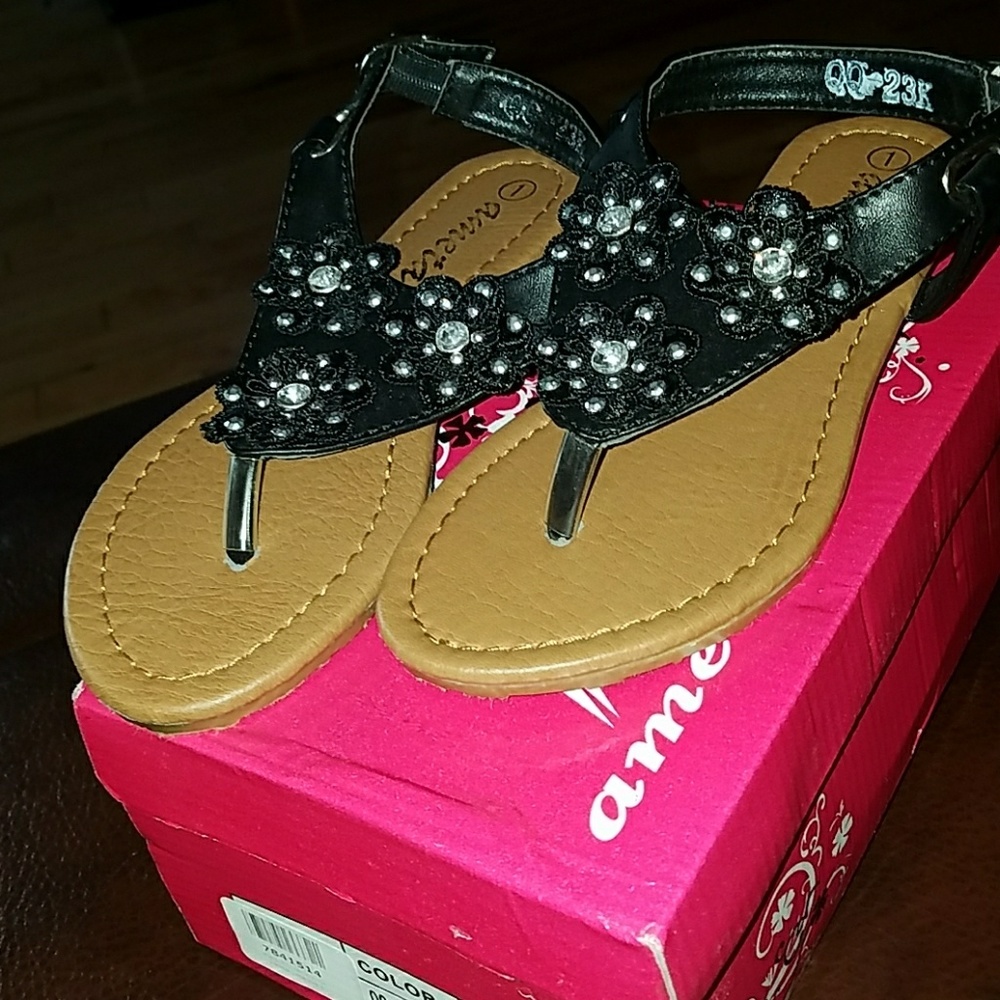 🌺Little girl sandles🌺 5 for $20